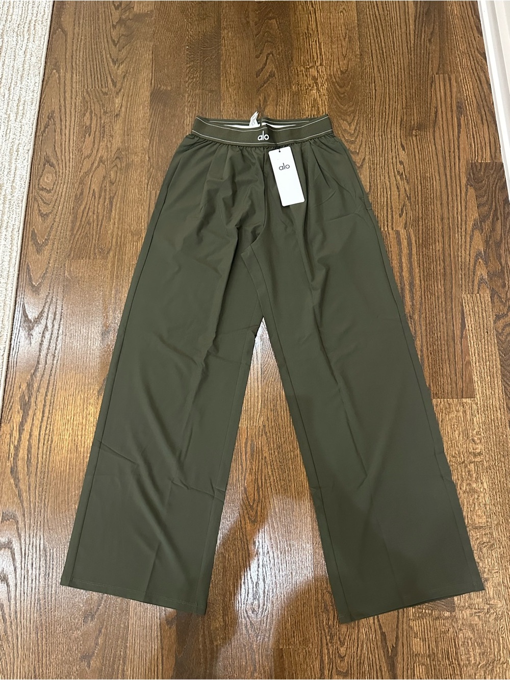 ALO Yoga Women’s Olive Wide-Leg Trousers